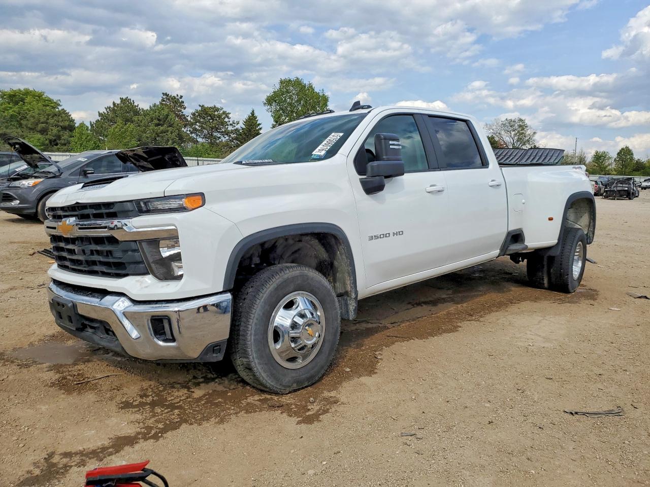 Salvage Chevrolet Silverado Image