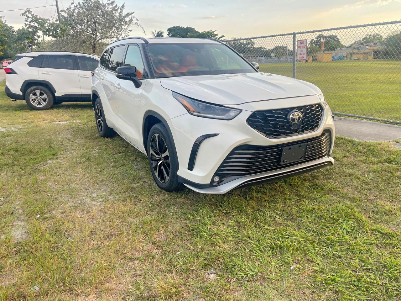 Salvage Toyota Highlander Image