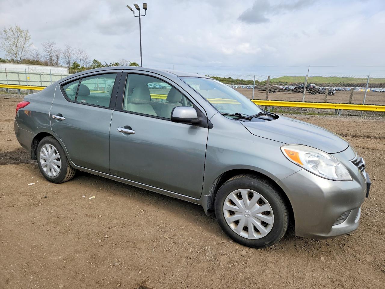 Nissan Versa 1.6 S