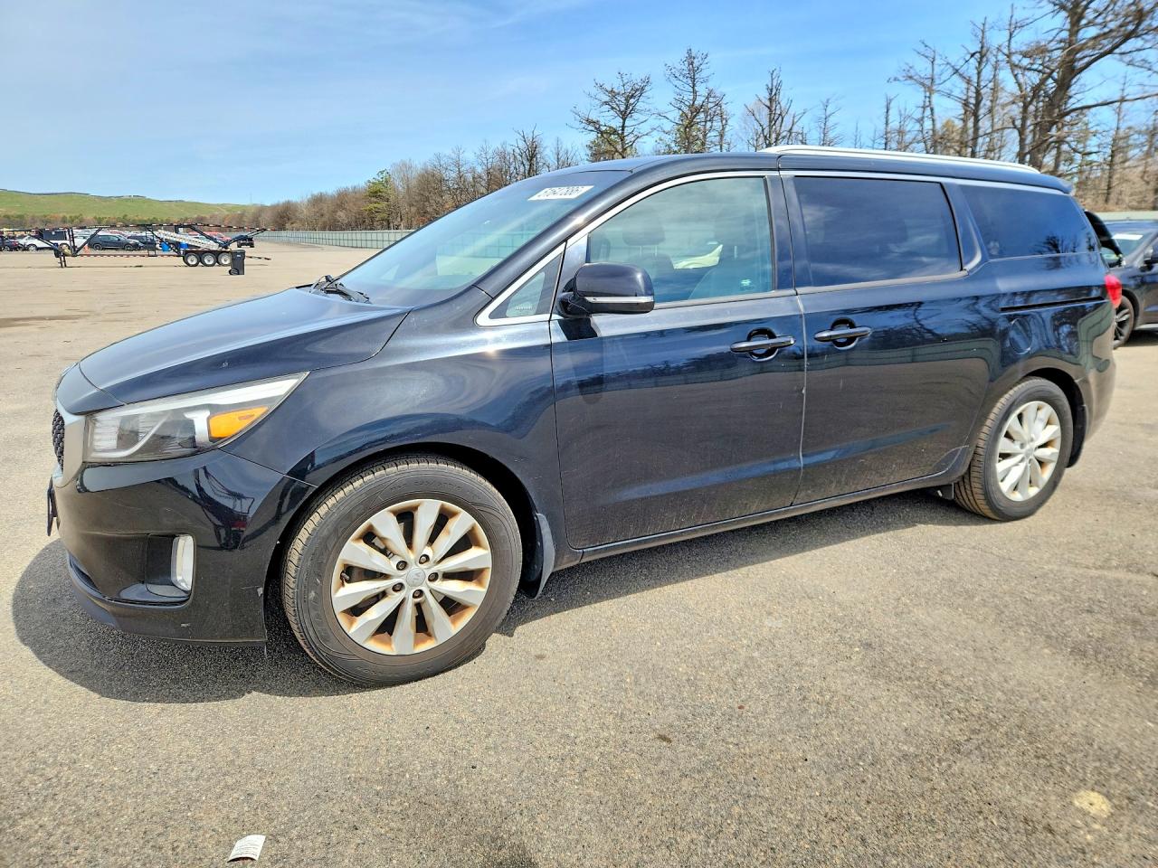 Salvage Kia Sedona Image