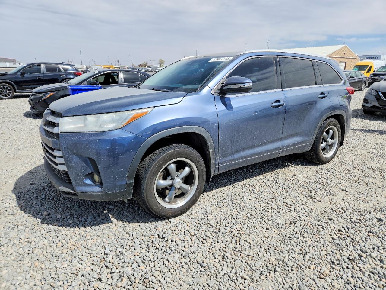 Salvage Toyota Highlander Image