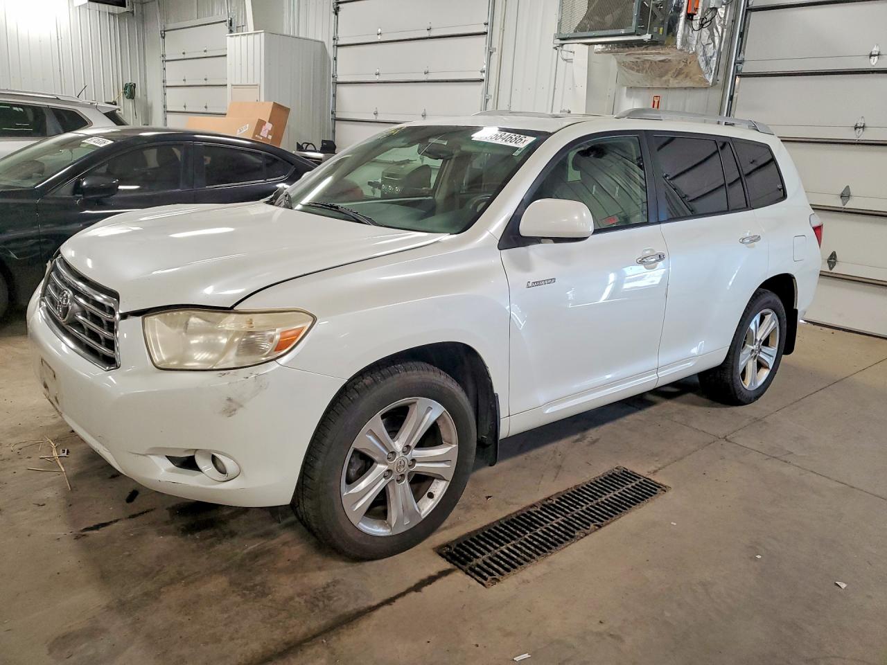Salvage Toyota Highlander Image