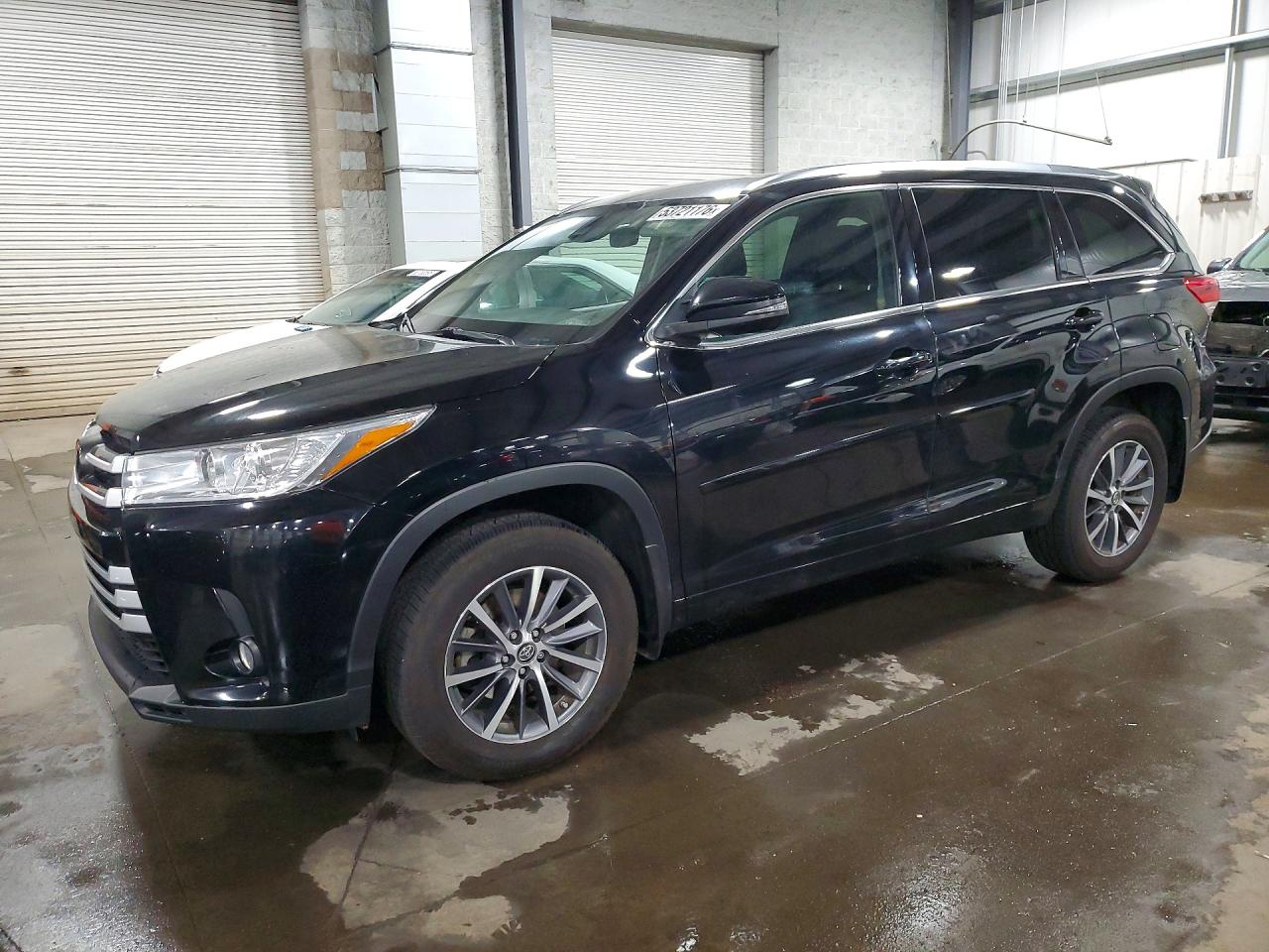 Salvage Toyota Highlander Image
