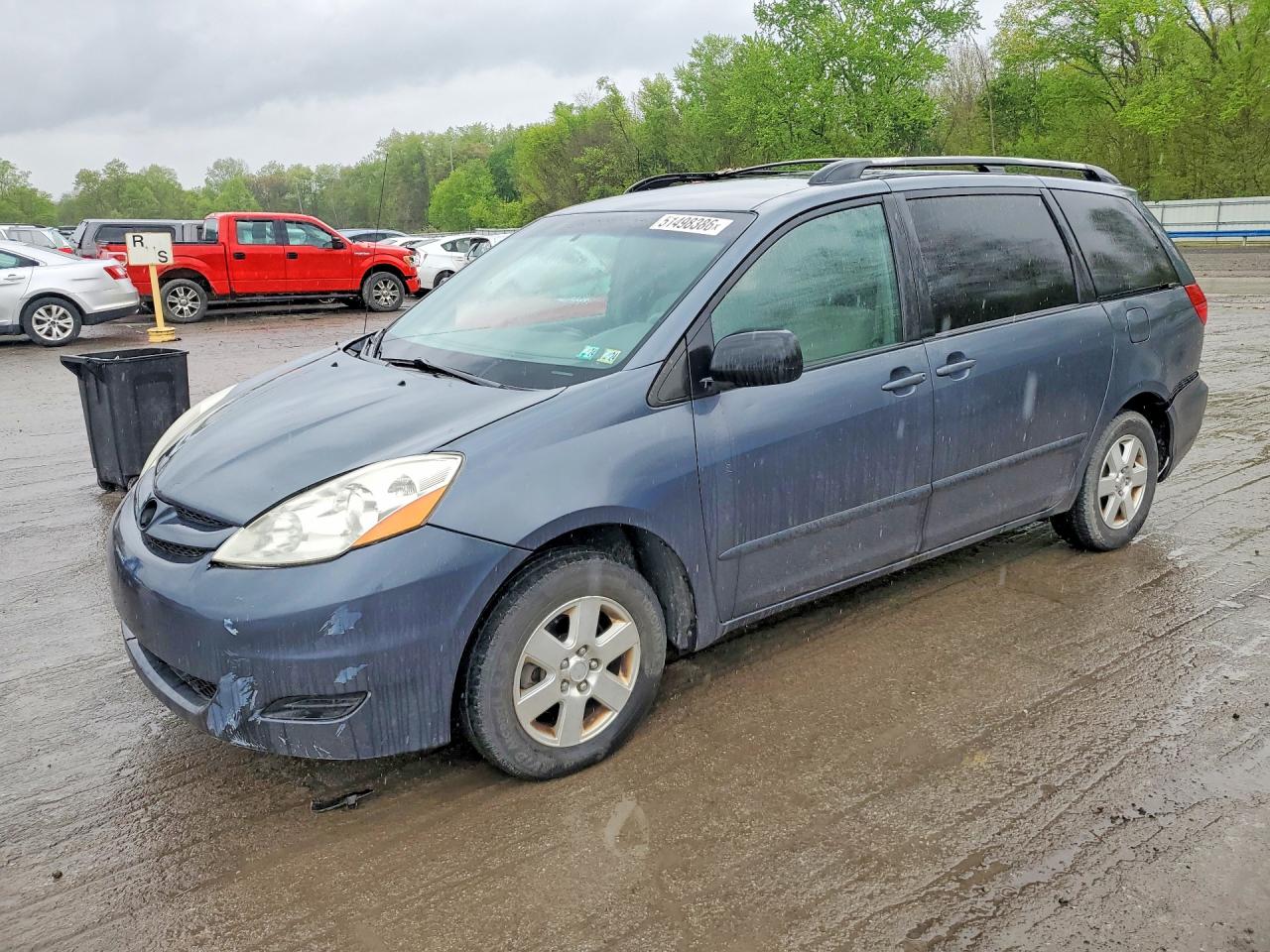 Salvage Toyota Sienna Image