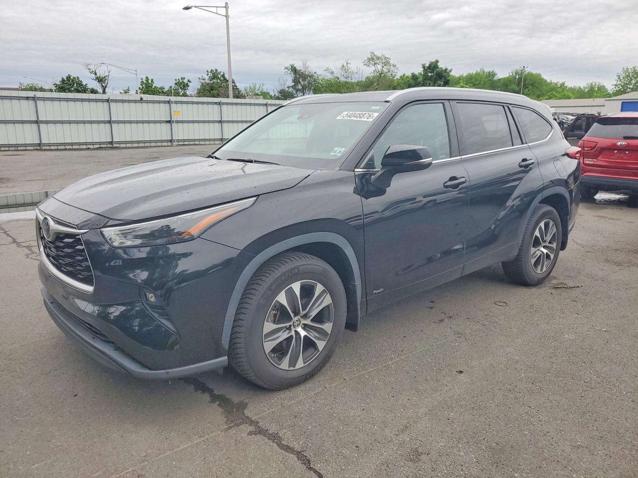 Salvage Toyota Highlander Image