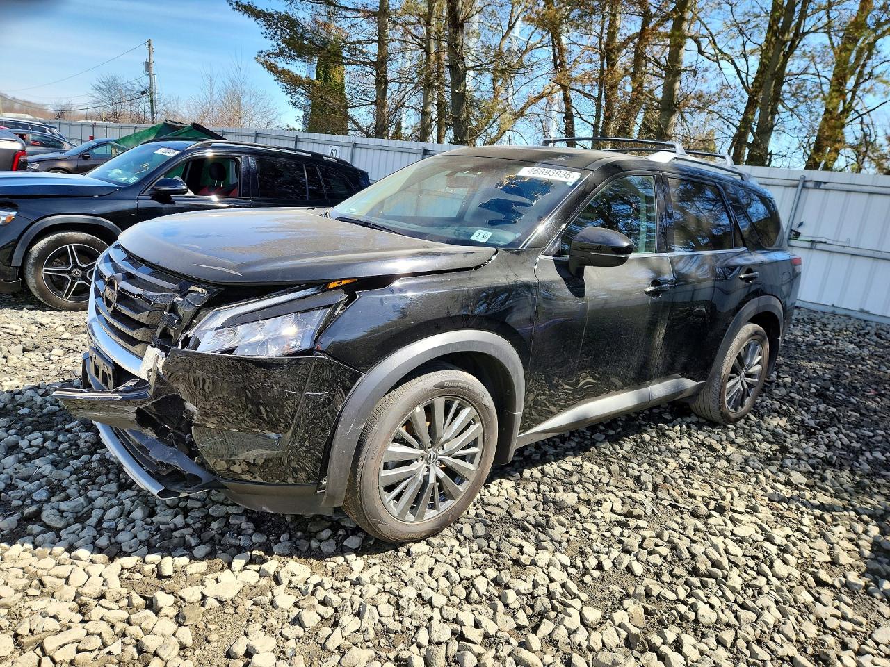 Salvage Nissan Pathfinder Image