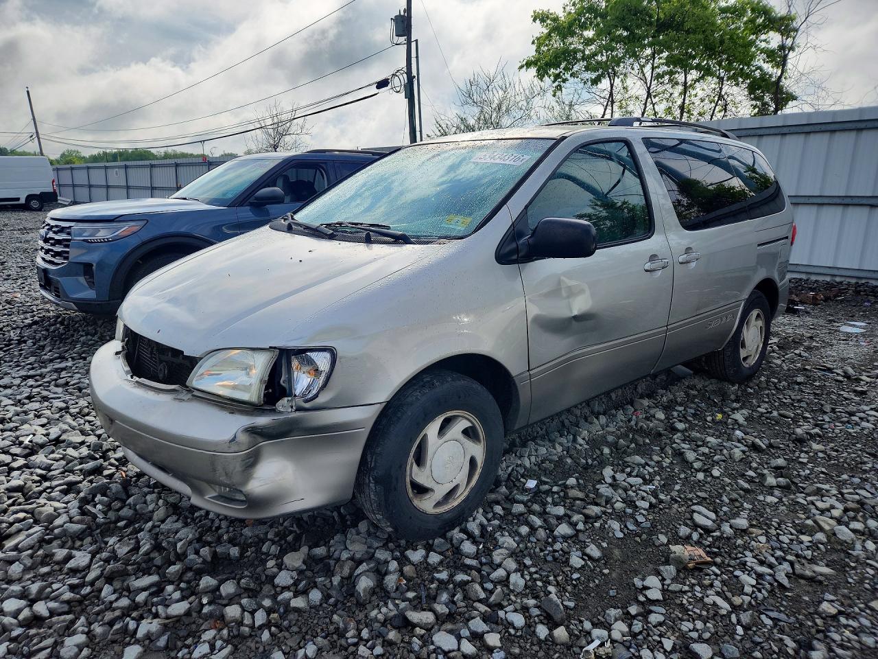 Salvage Toyota Sienna Image
