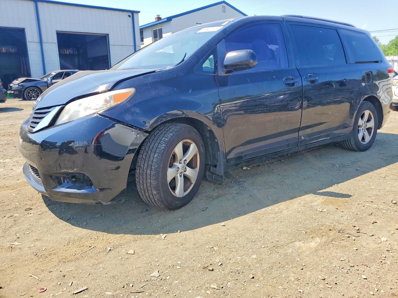 Salvage Toyota Sienna Image