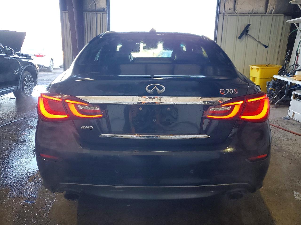 INFINITI Q70 3.7