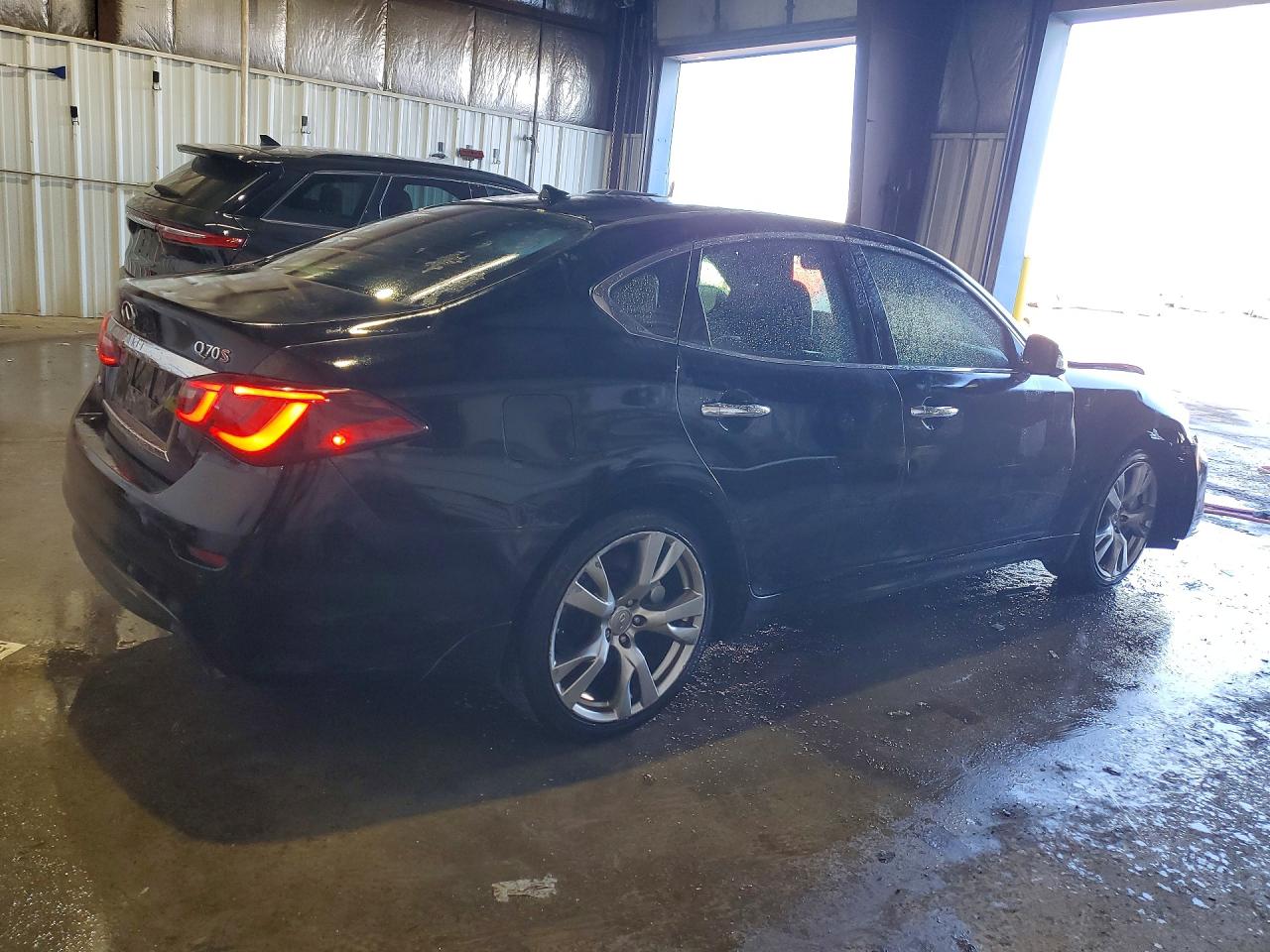 INFINITI Q70 3.7