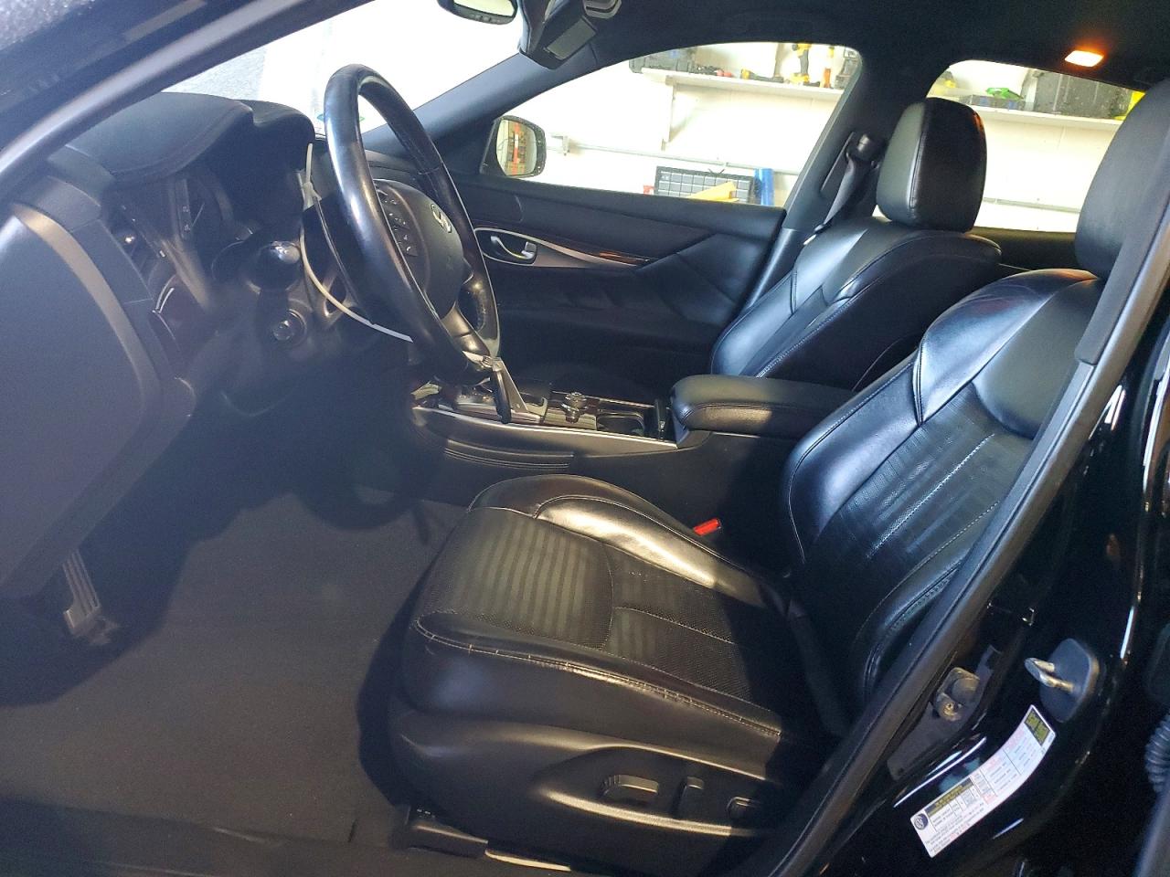 INFINITI Q70 3.7
