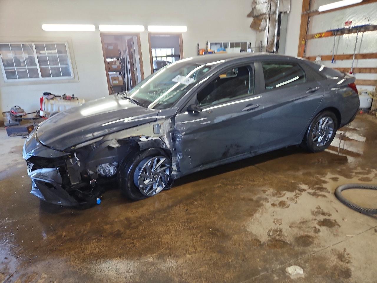 Salvage Hyundai ELANTRA Image