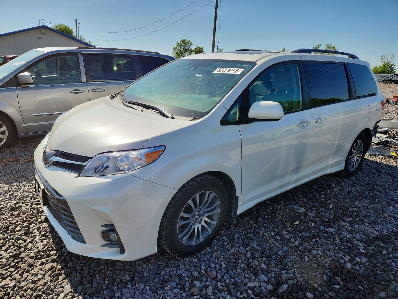 Salvage Toyota Sienna Image