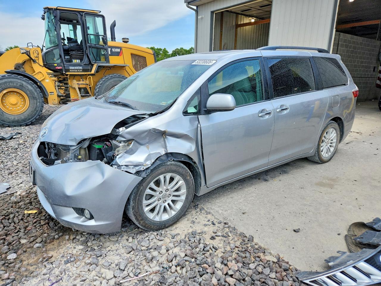 Salvage Toyota Sienna Image