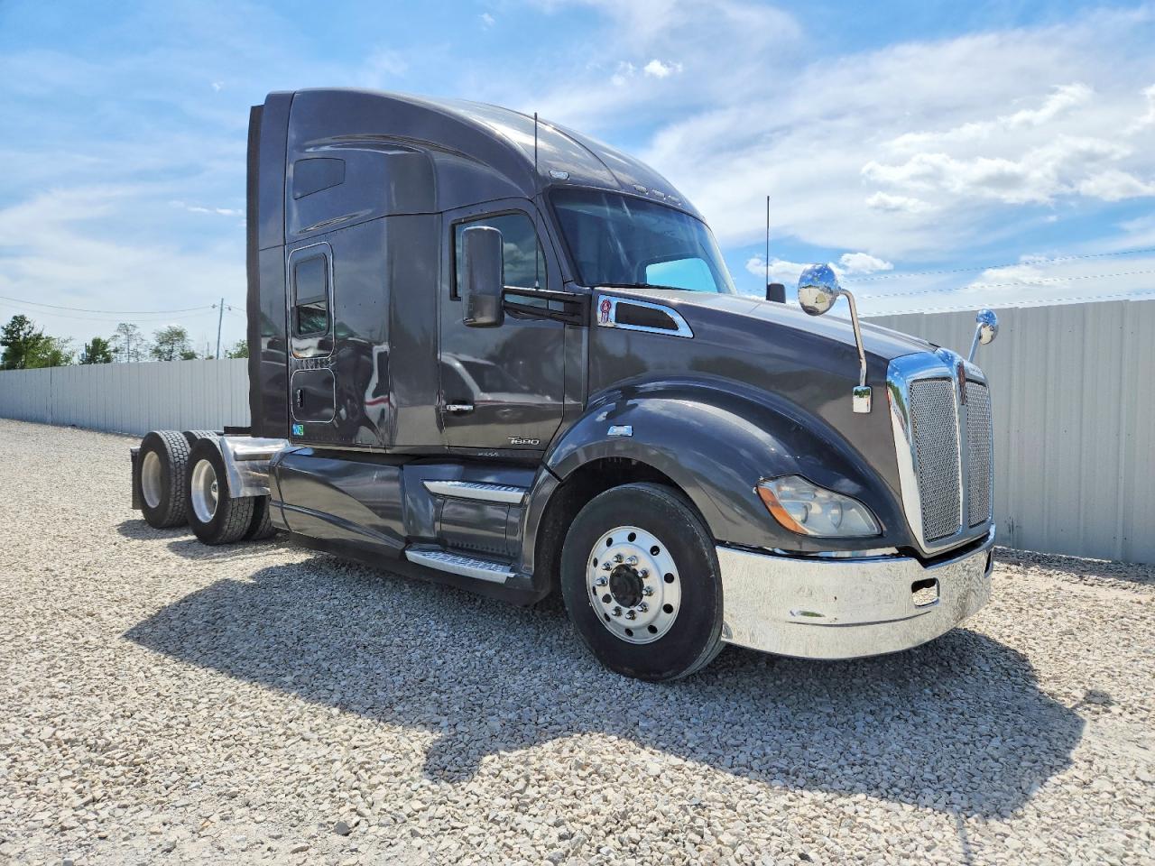Salvage Kenworth T680 Image