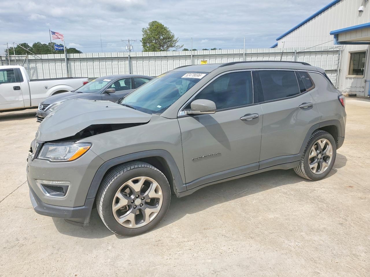 Salvage Jeep Compass Image
