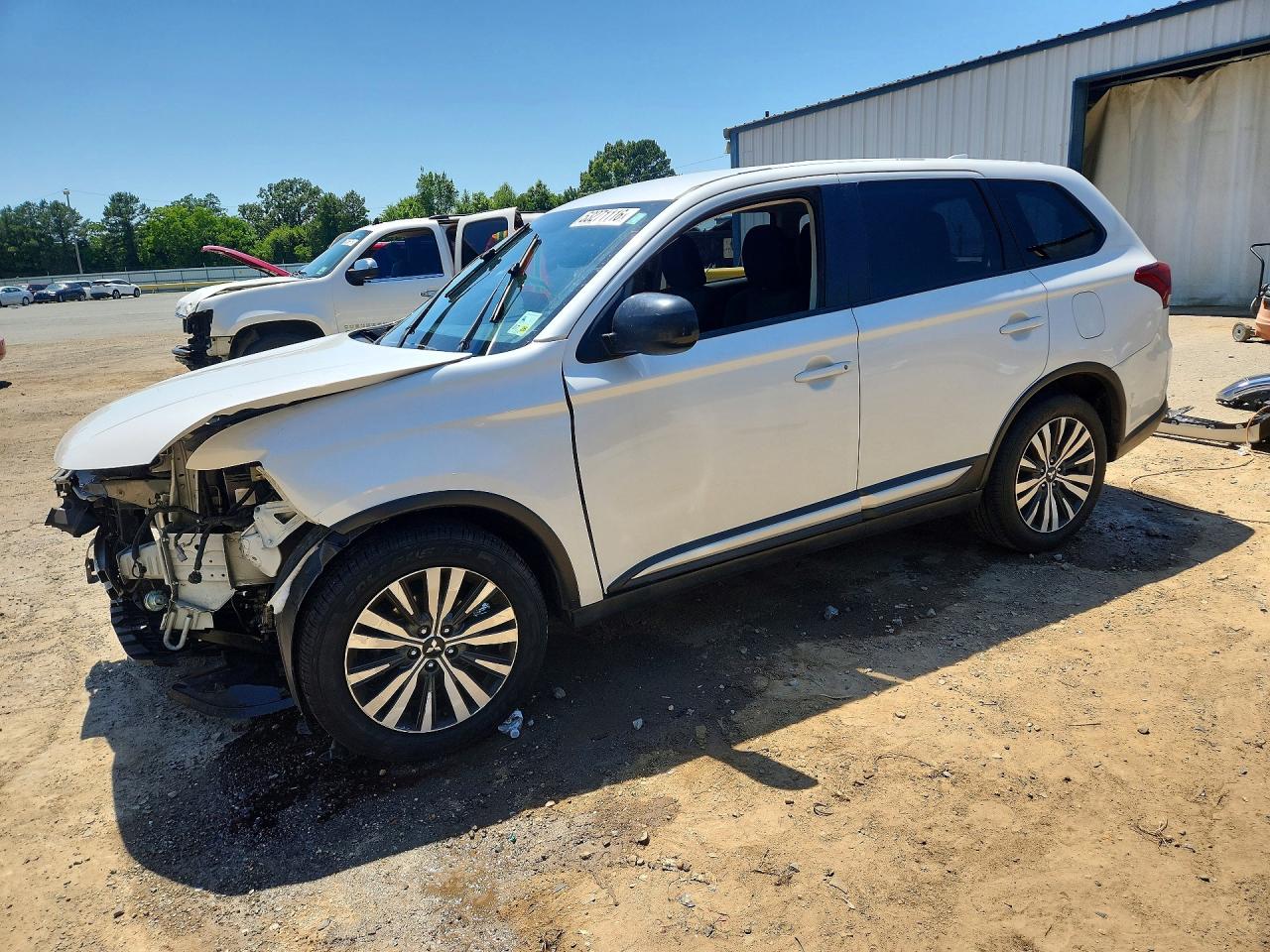 Salvage Mitsubishi Outlander Image