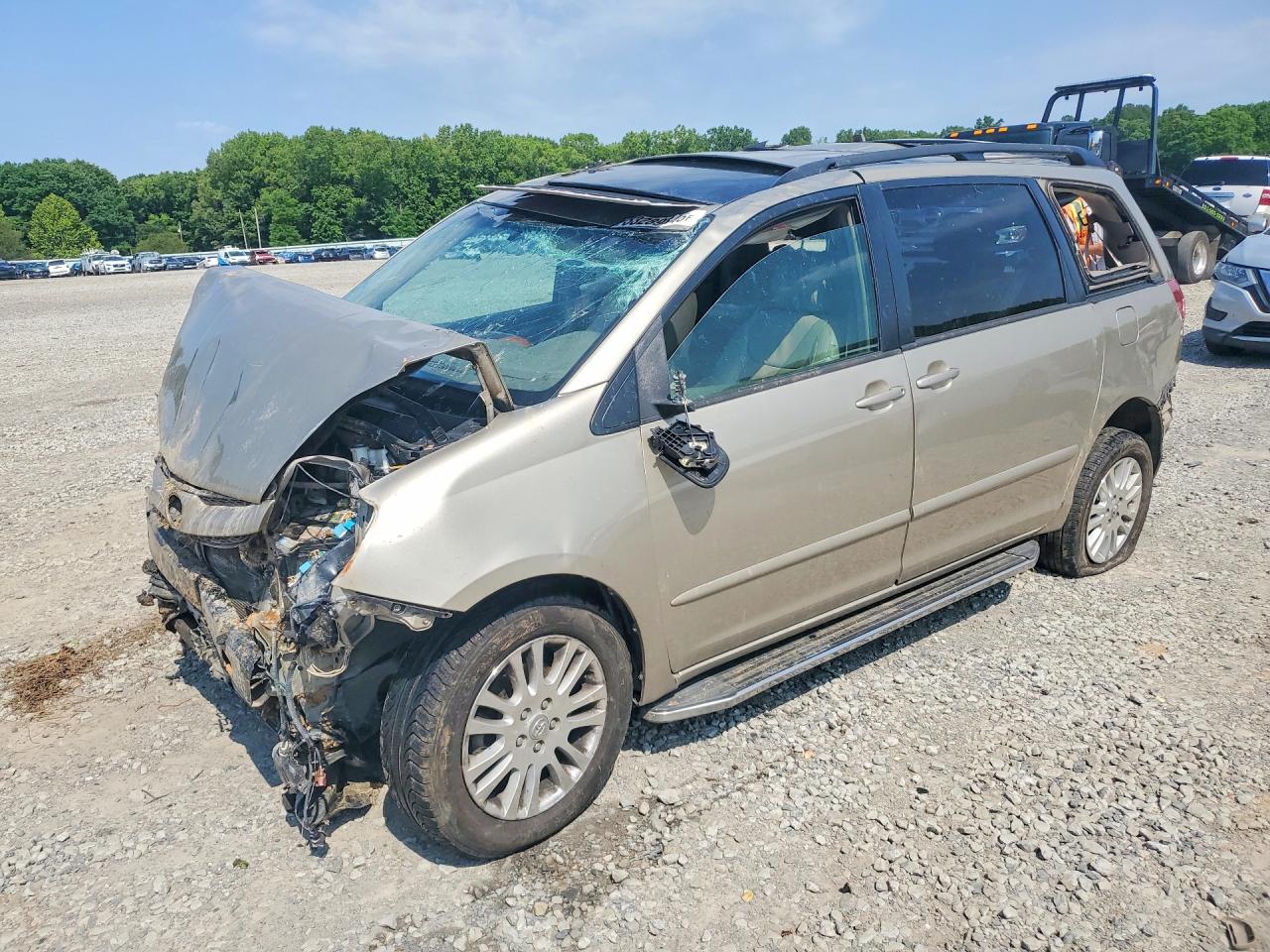 Salvage Toyota Sienna Image