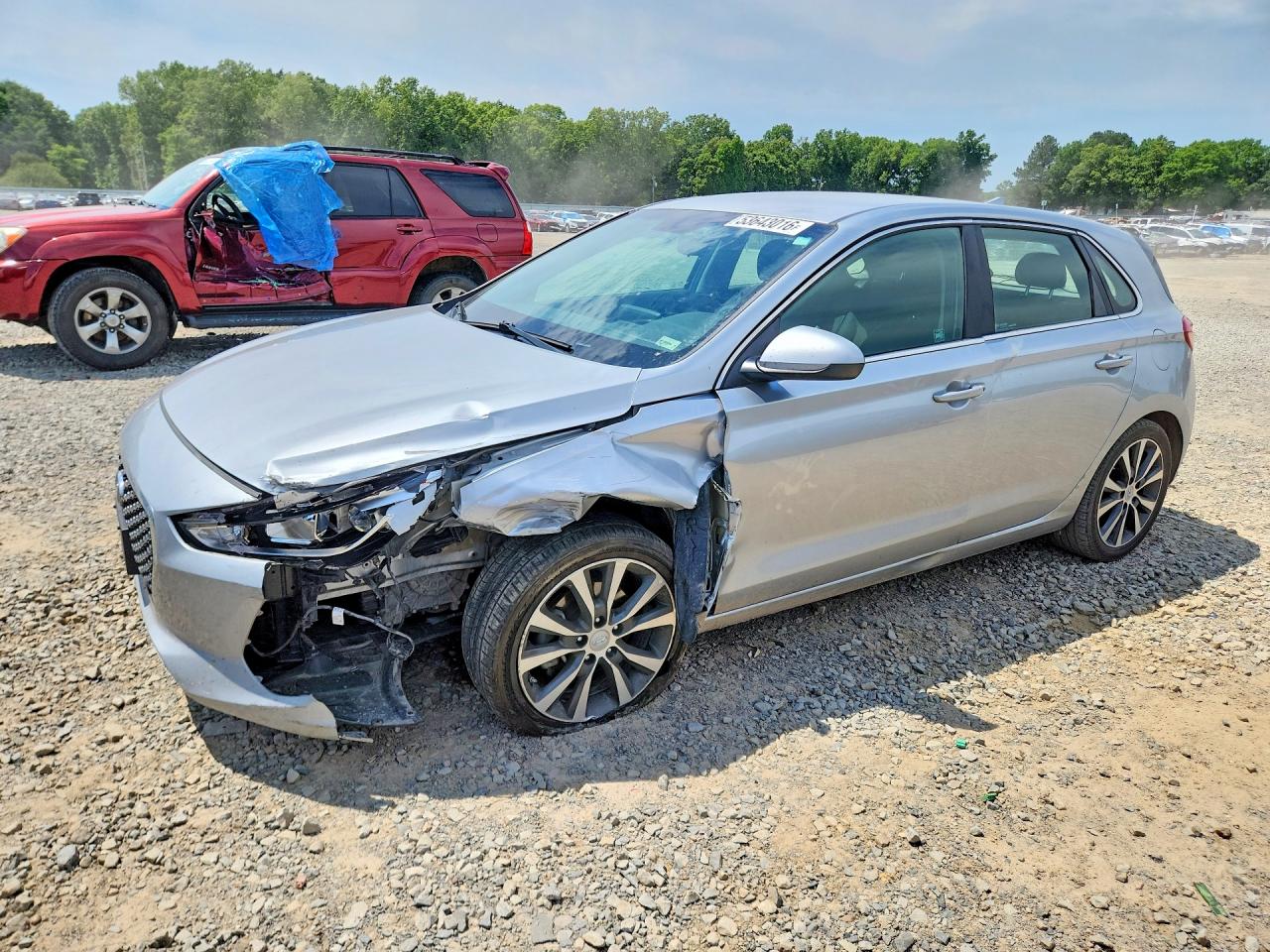 Salvage Hyundai ELANTRA Image