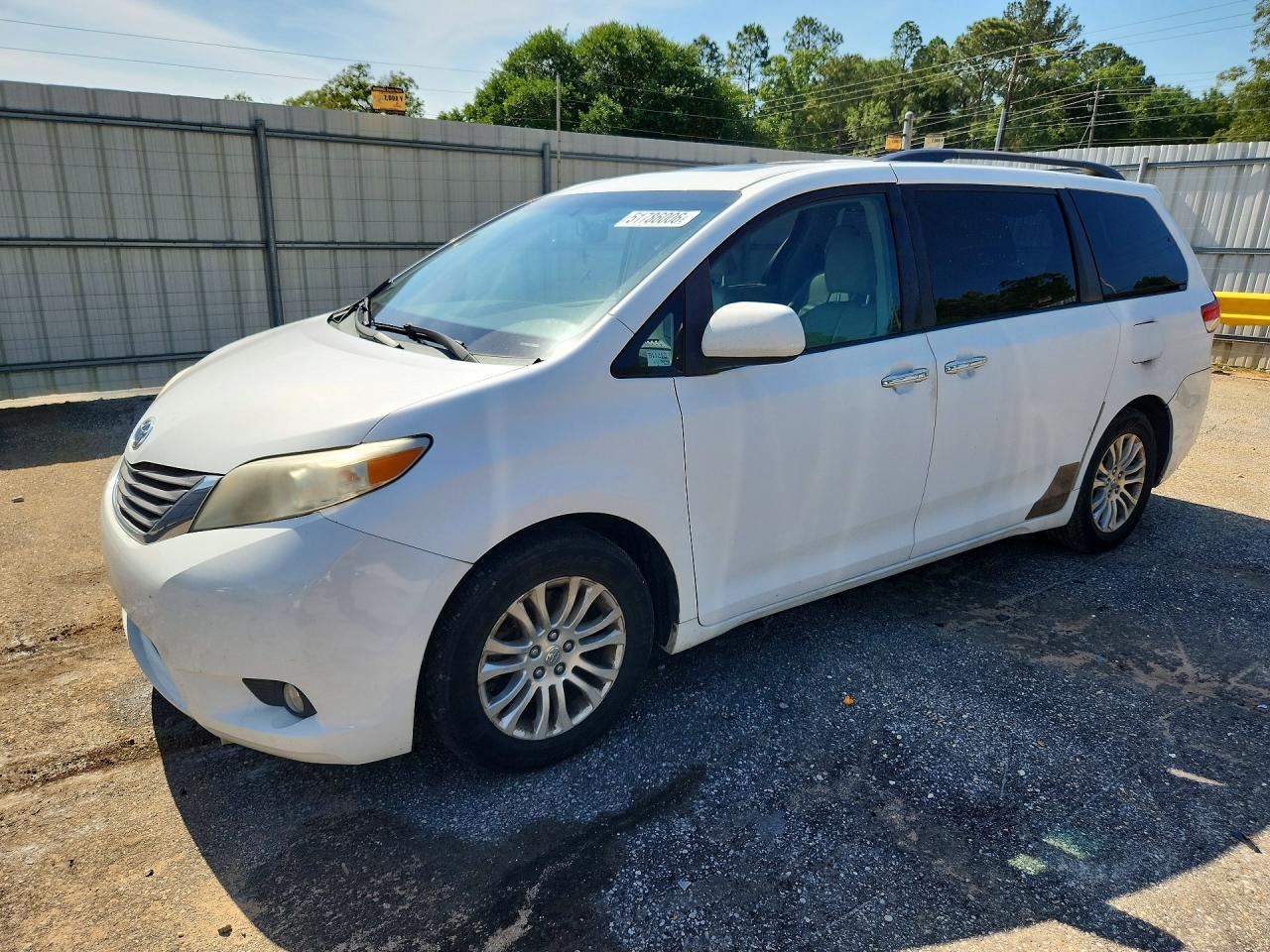 Salvage Toyota Sienna Image