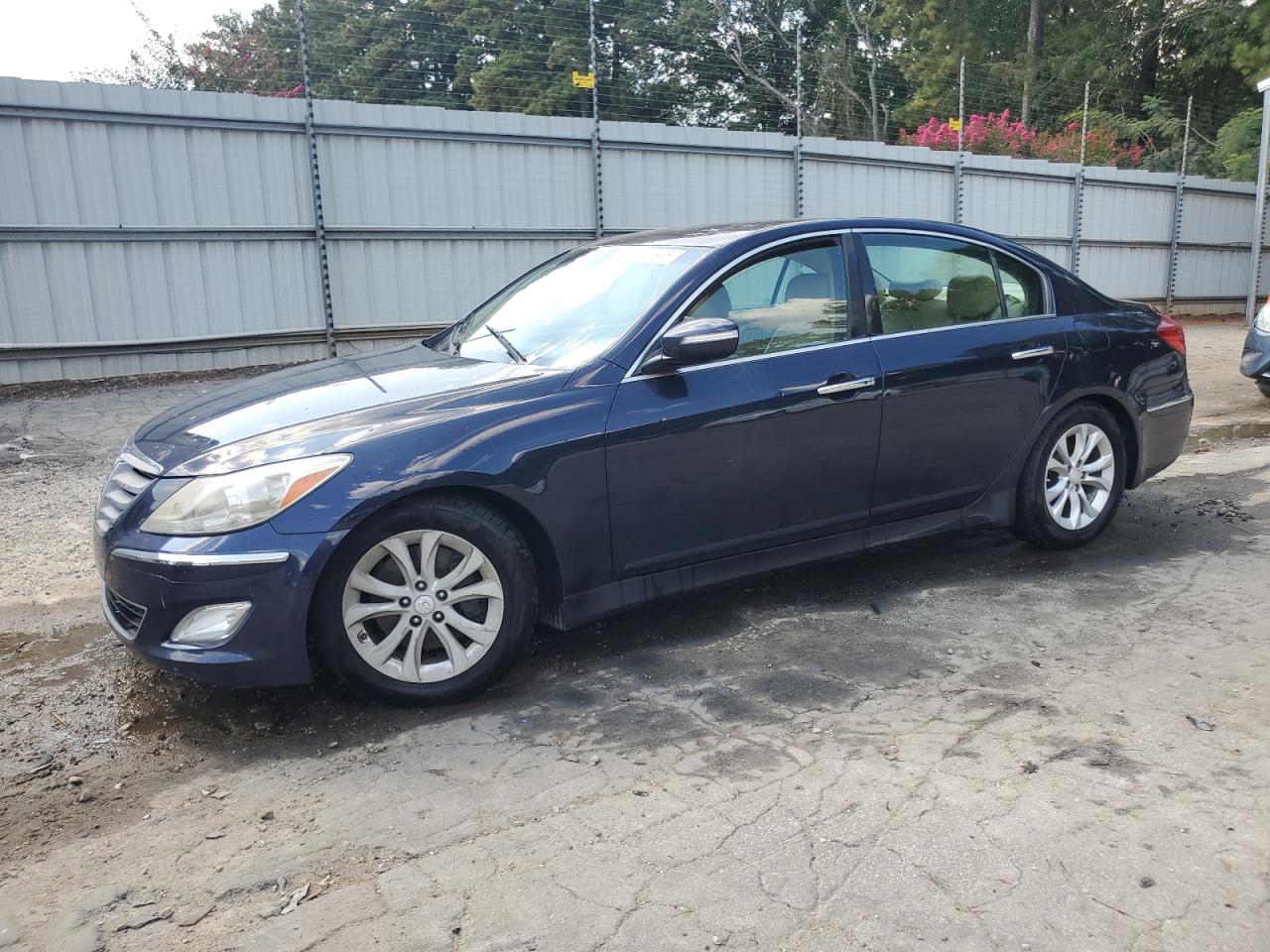 Salvage Hyundai Genesis Image