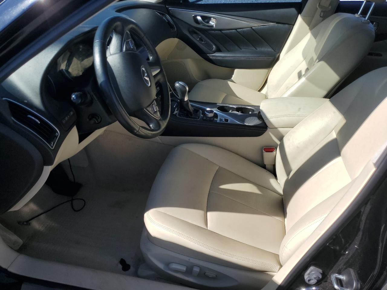 INFINITI Q50 Premium