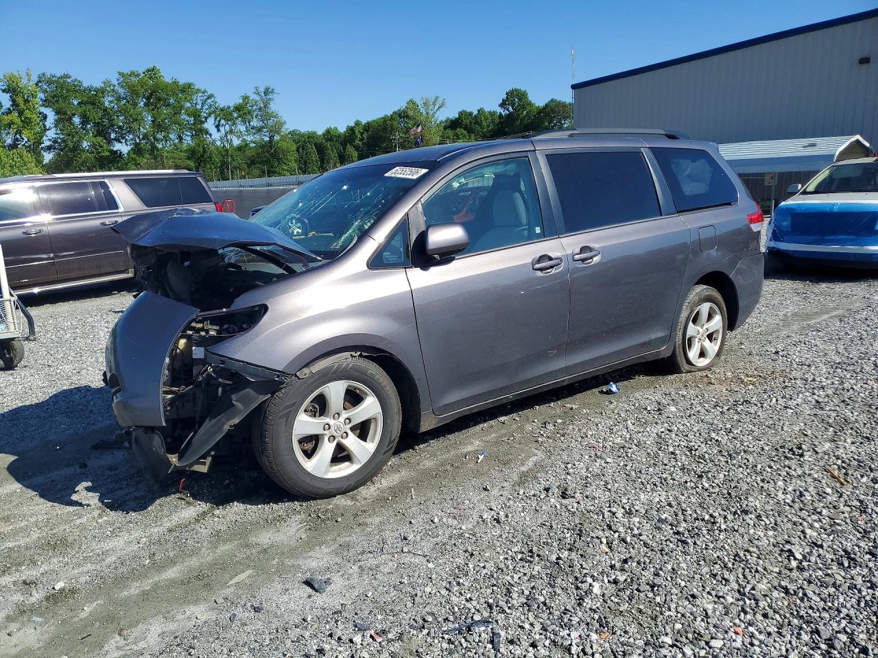 Salvage Toyota Sienna Image