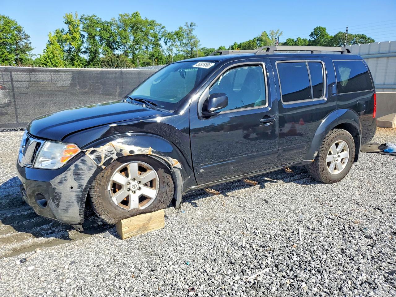 Salvage Nissan Pathfinder Image