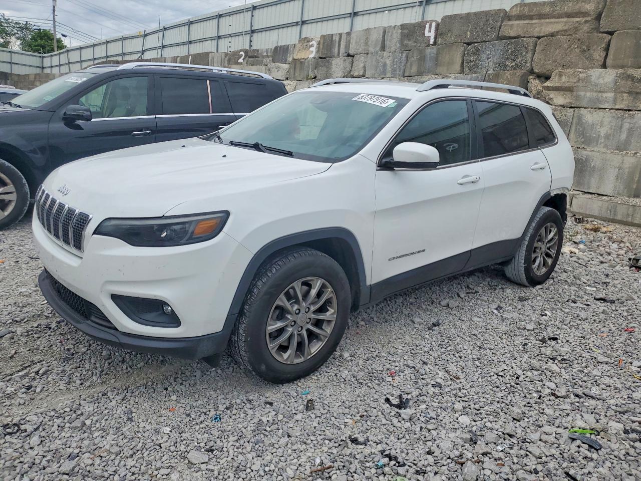 Salvage Jeep Grand Cherokee Image