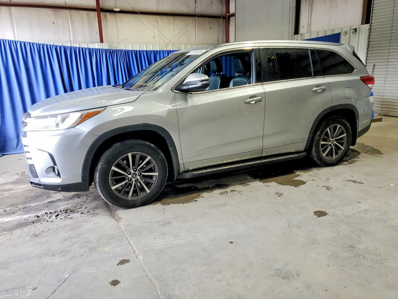 Salvage Toyota Highlander Image