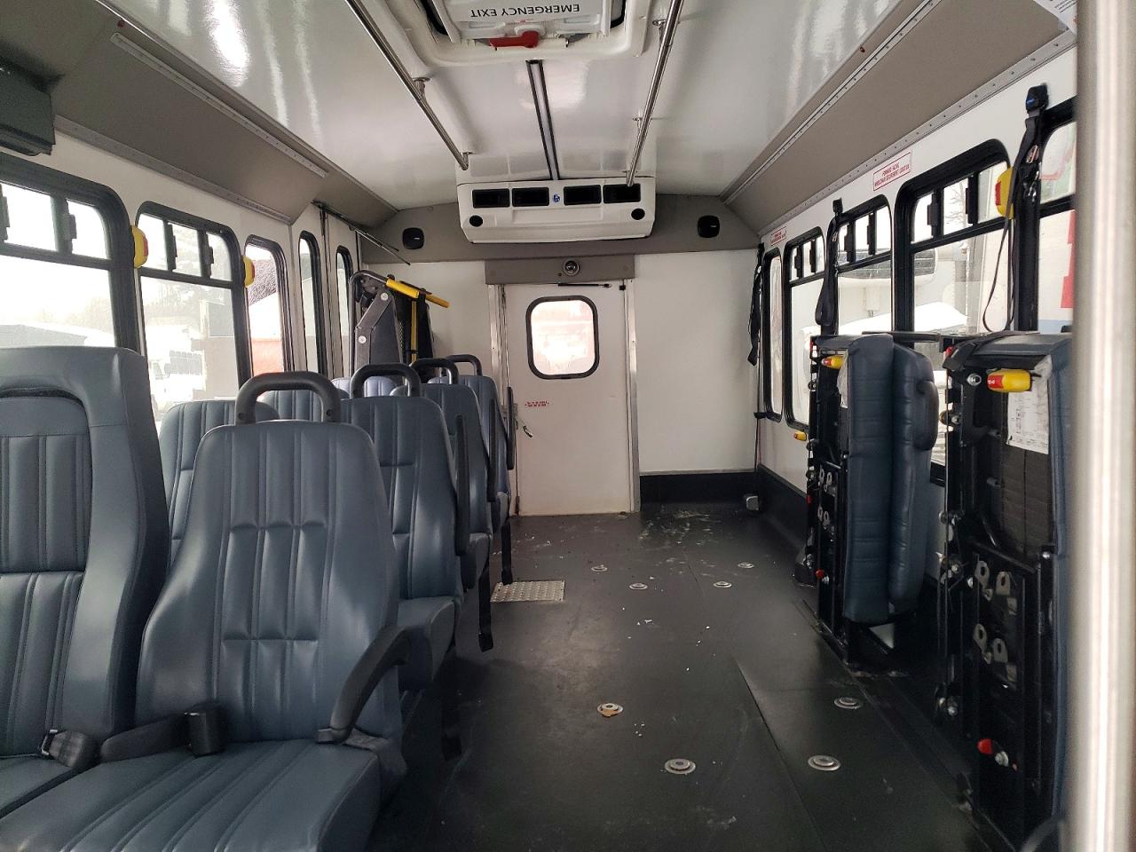 Ford Econoline E450 Super Duty Cutaway Van