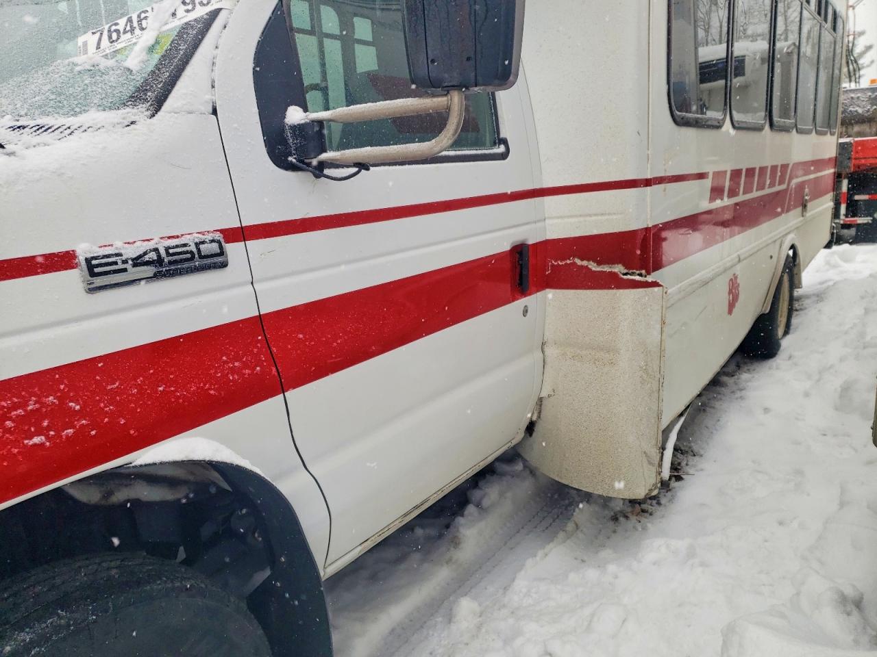 Ford Econoline E450 Super Duty Cutaway Van