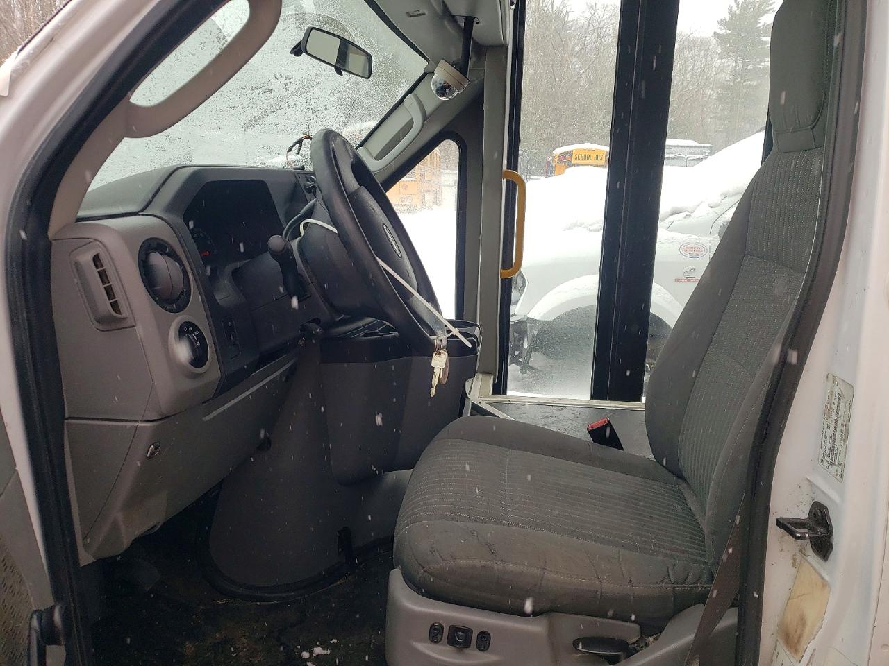 Ford Econoline E450 Super Duty Cutaway Van