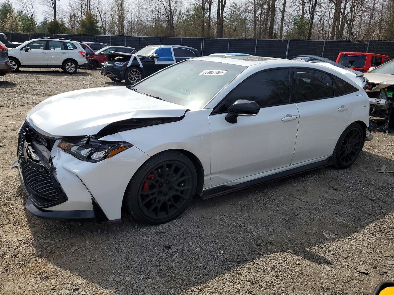 Salvage Toyota Avalon Image