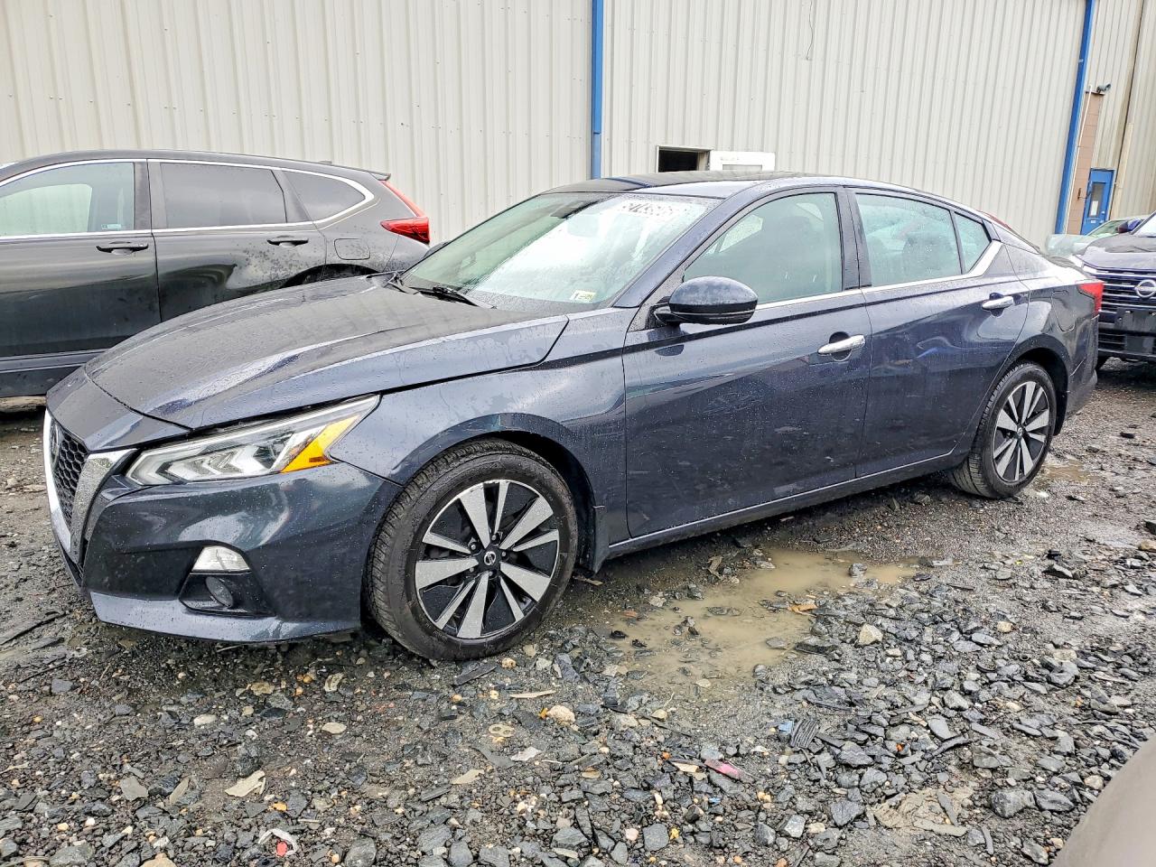 Salvage Nissan Altima Image