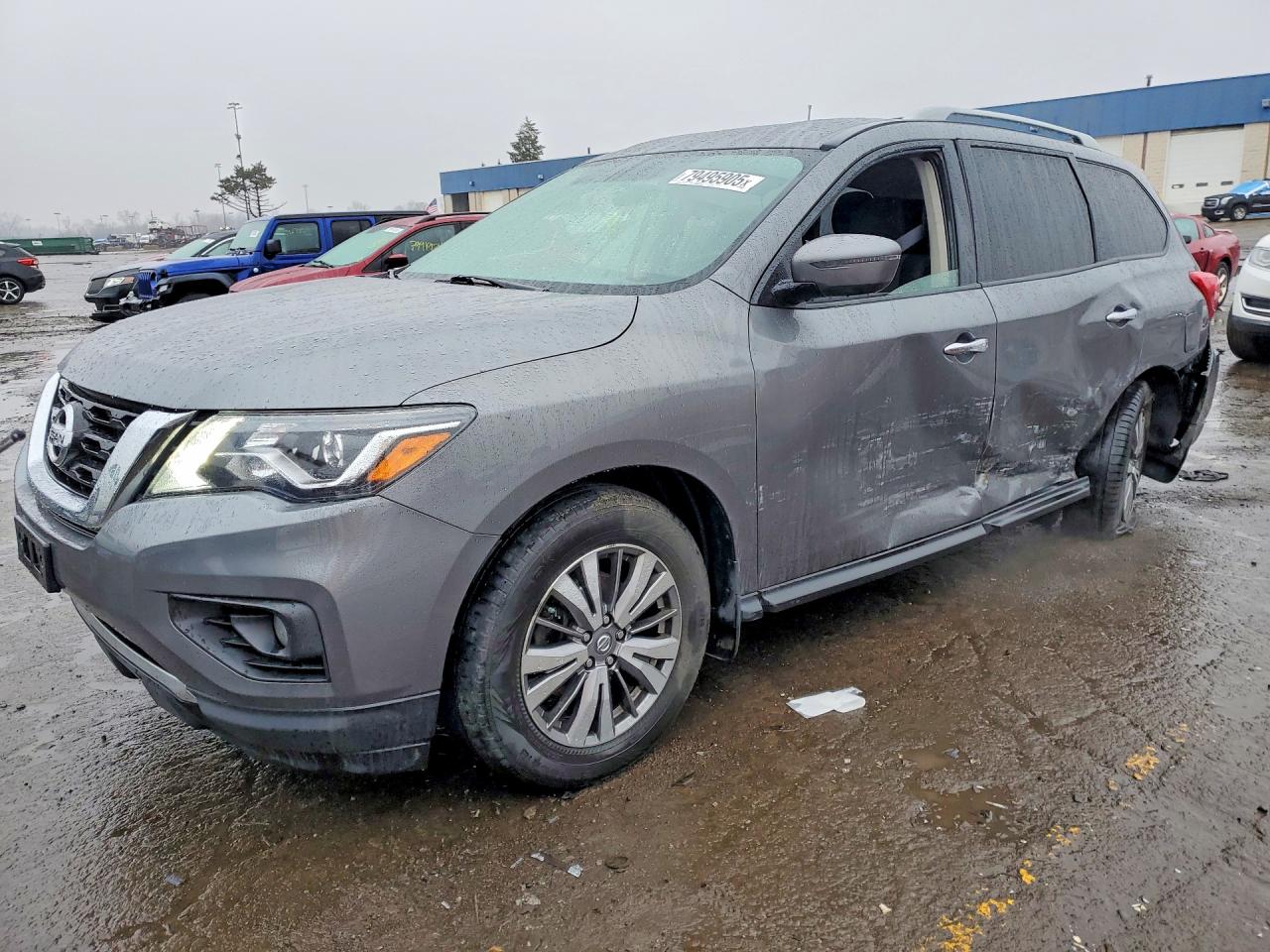Salvage Nissan Pathfinder Image