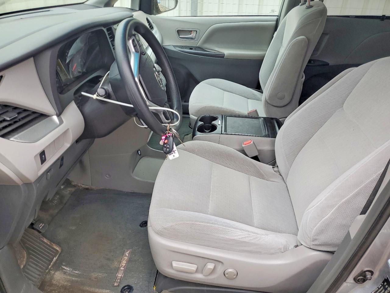 Toyota Sienna Le