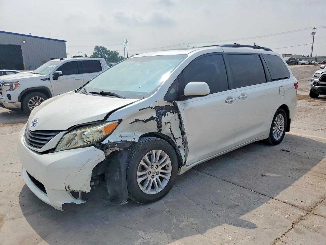 Salvage Toyota Sienna Image