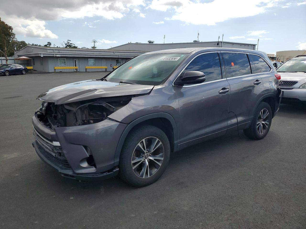 Salvage Toyota Highlander Image