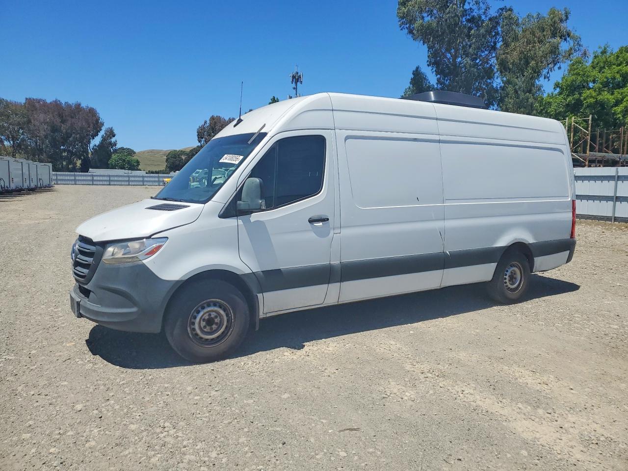 Salvage Mercedes-Benz Sprinter Image