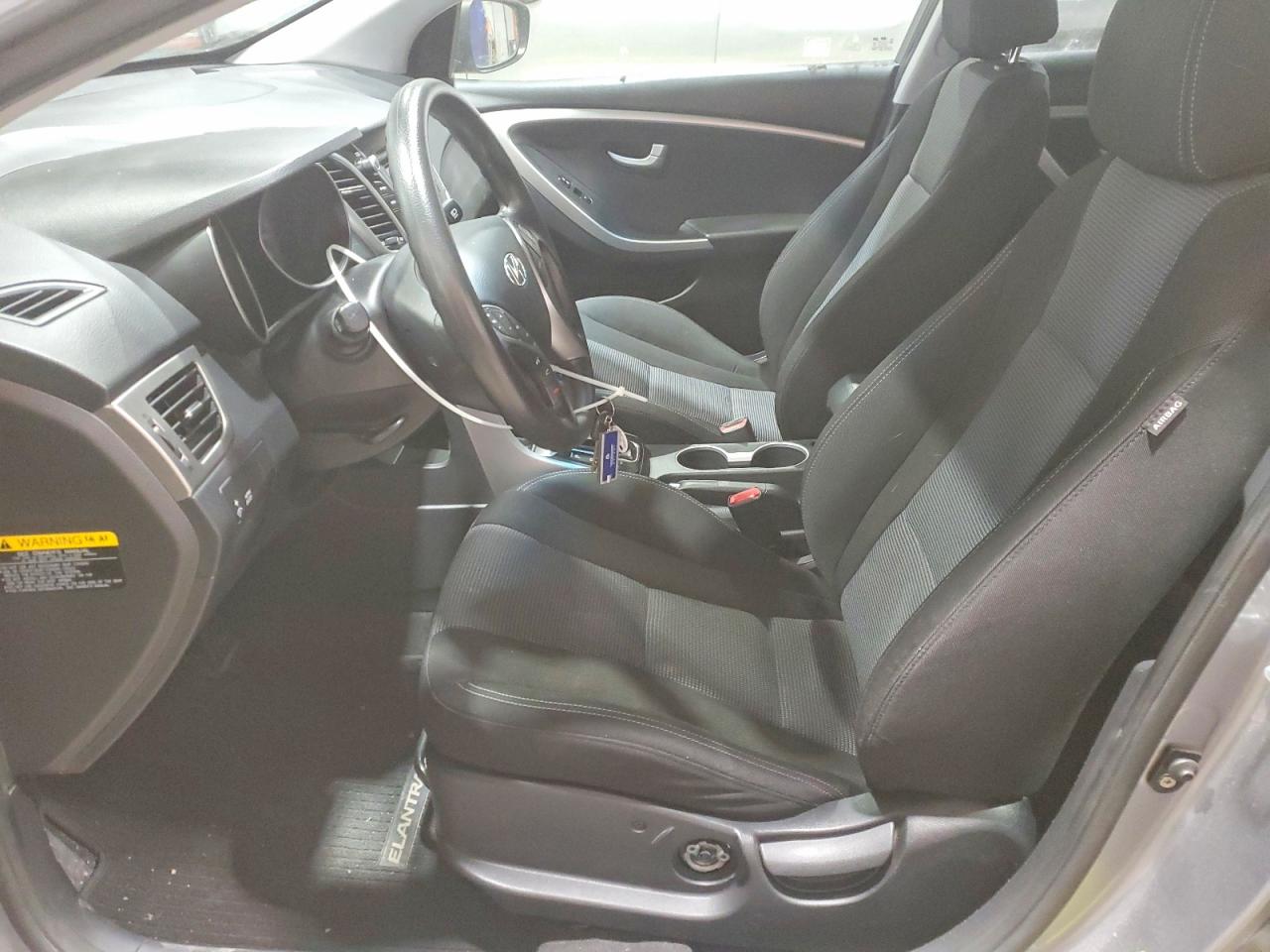 Hyundai ELANTRA Base