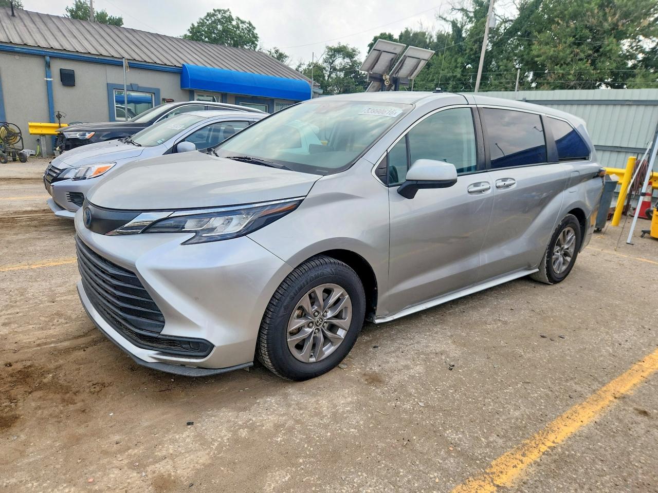 Salvage Toyota Sienna Image