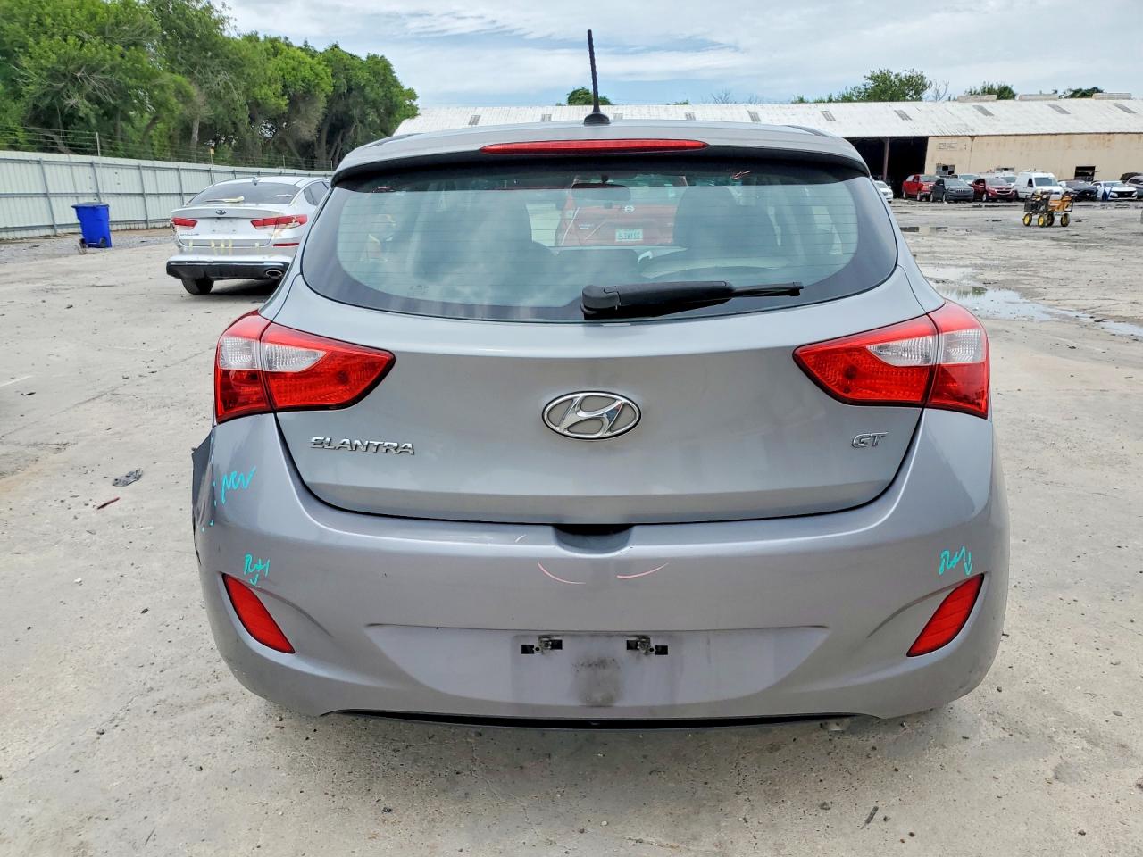 Hyundai ELANTRA Base