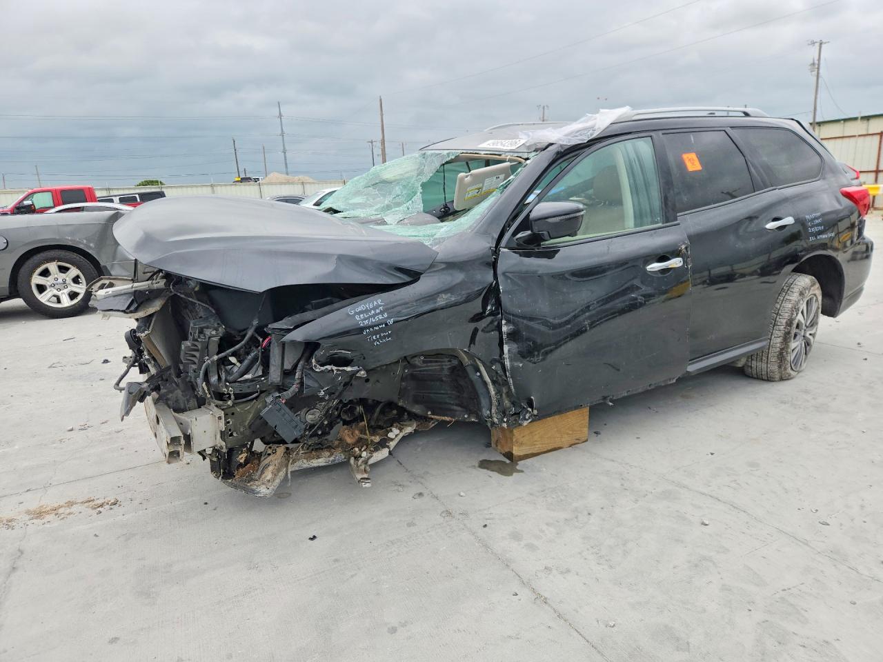 Salvage Nissan Pathfinder Image