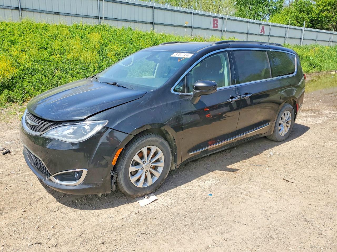 Salvage Chrysler Pacifica Image