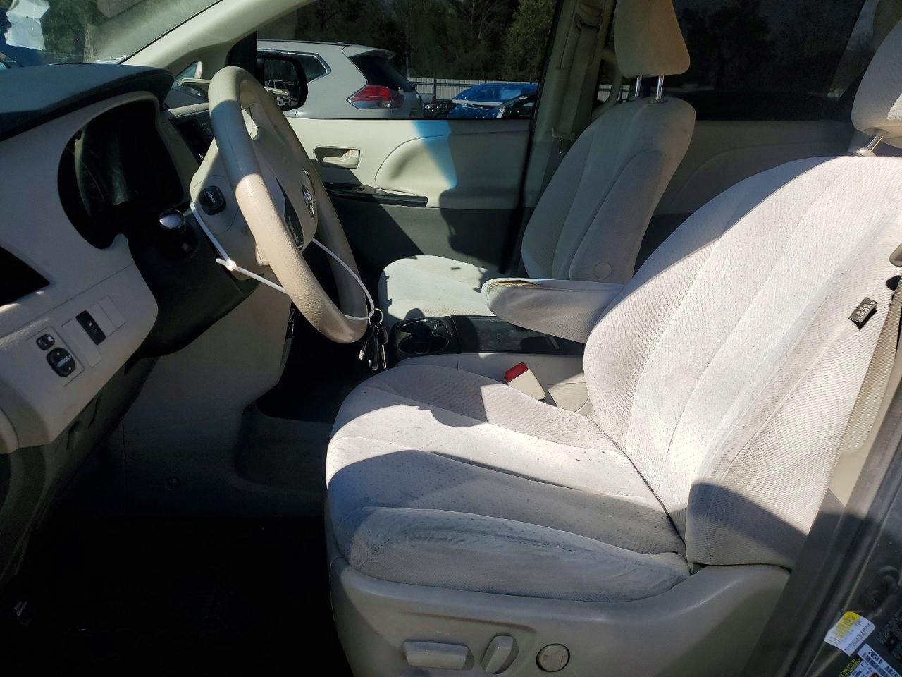 Toyota Sienna Le 8-passenger