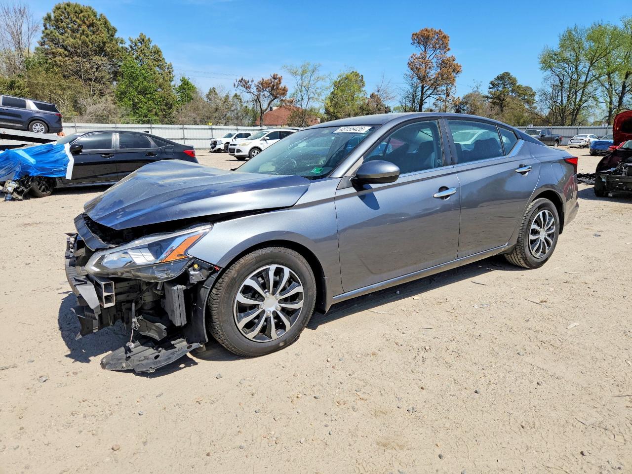 Salvage Nissan Altima Image