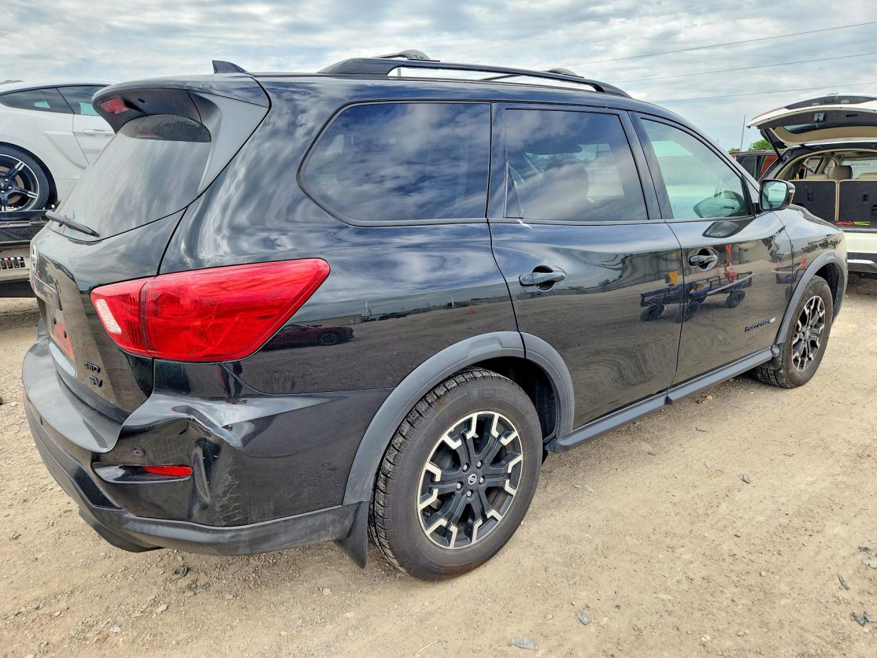 Nissan Pathfinder Sv