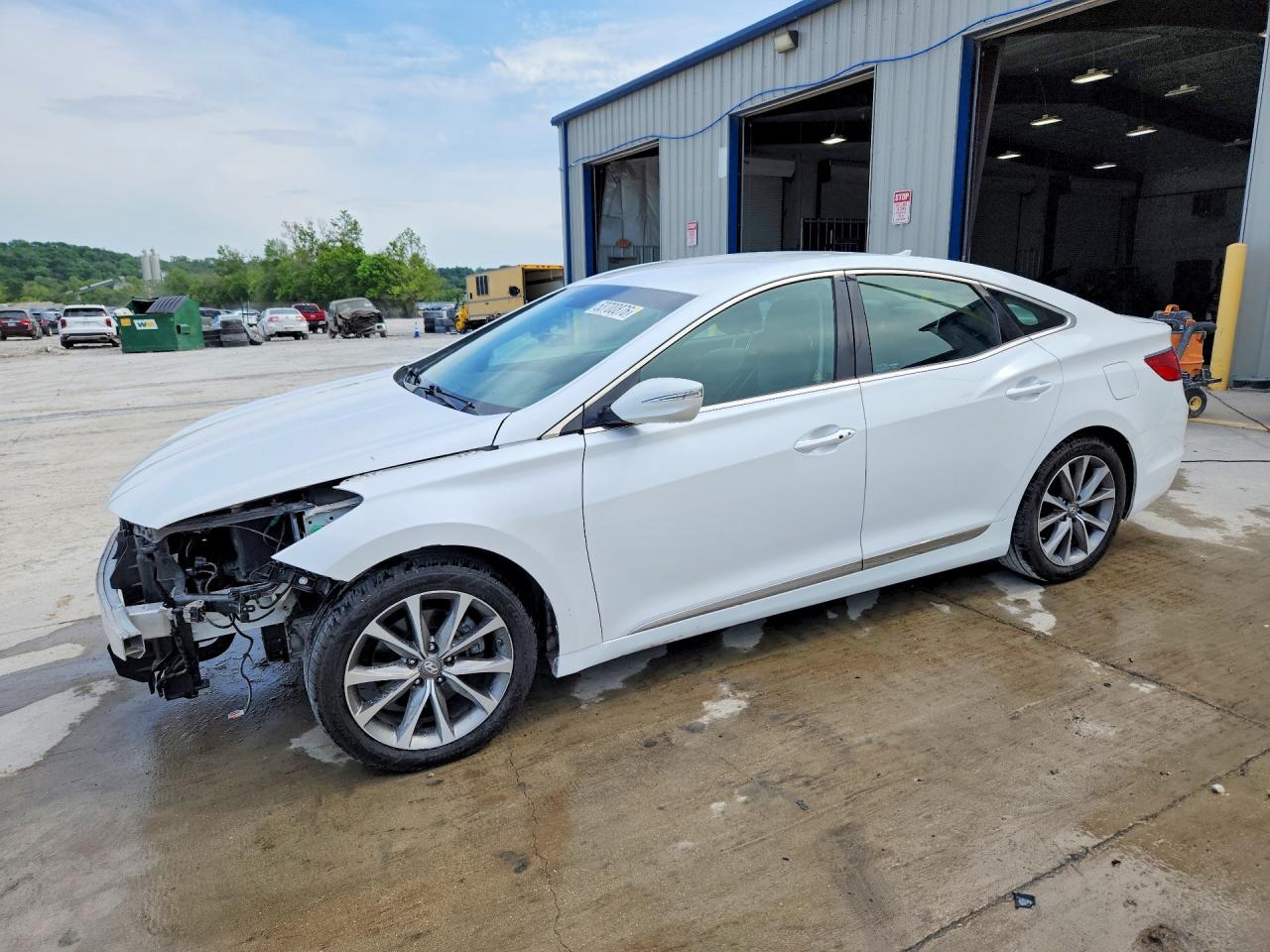 Salvage Hyundai Azera Image