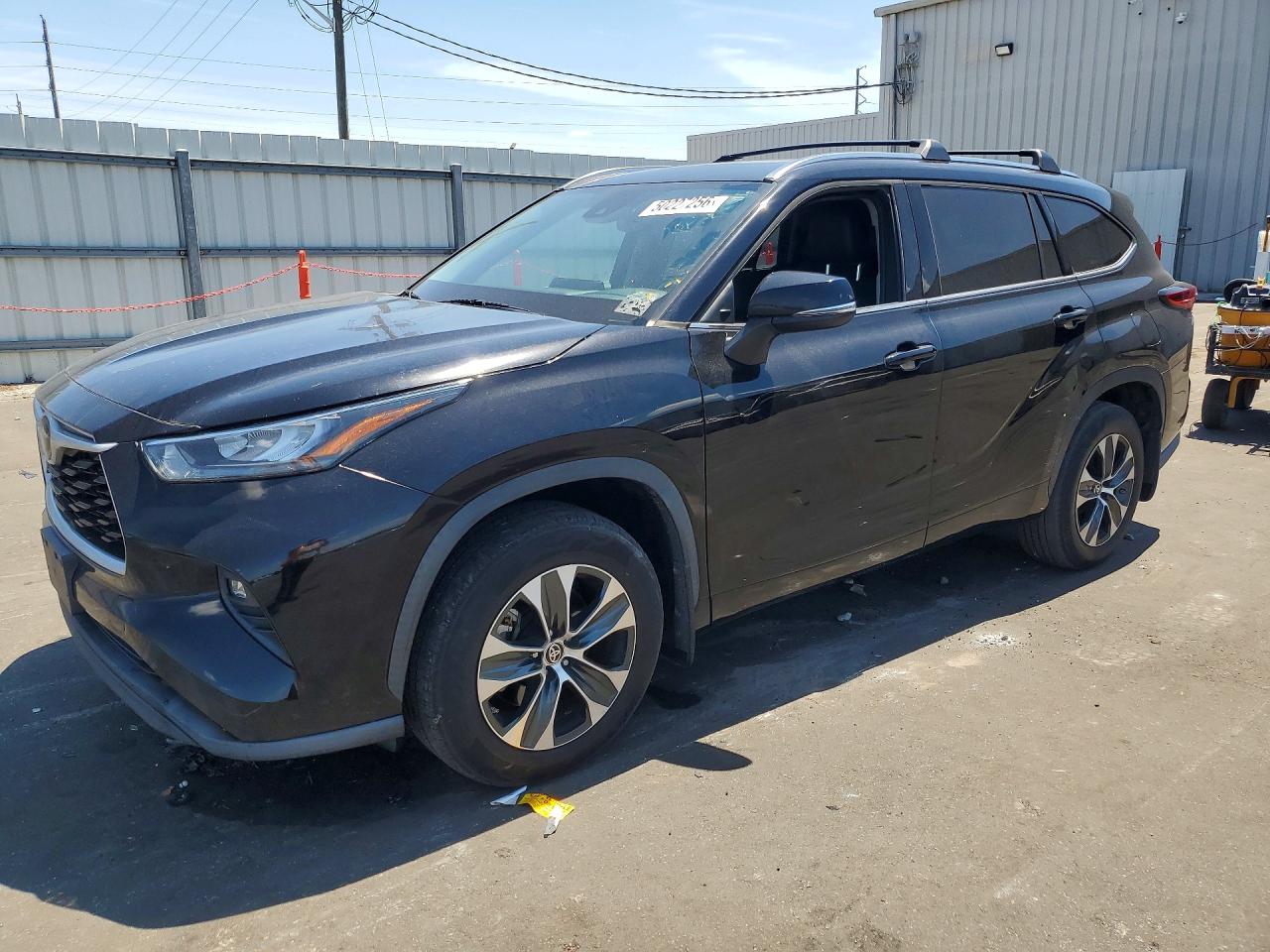 Salvage Toyota Highlander Image